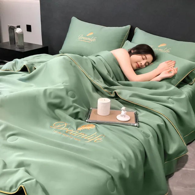 Couette rafraîchissante d'été brodée