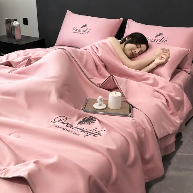 Couette rafraîchissante d'été brodée