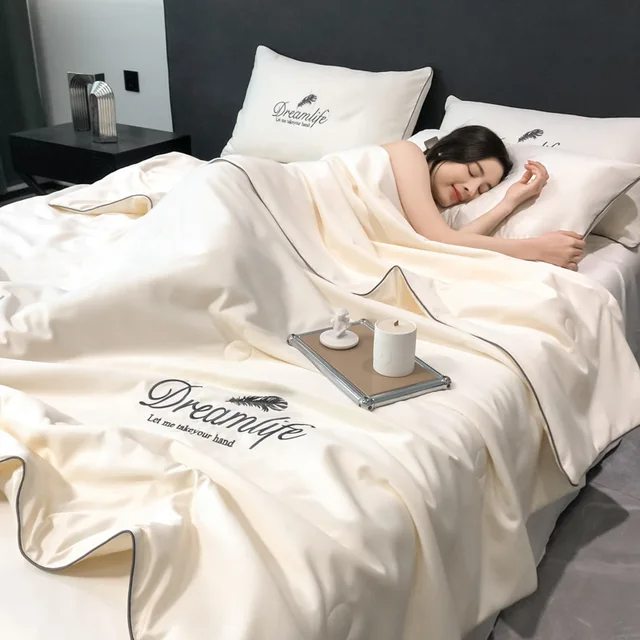 Couette rafraîchissante d'été brodée