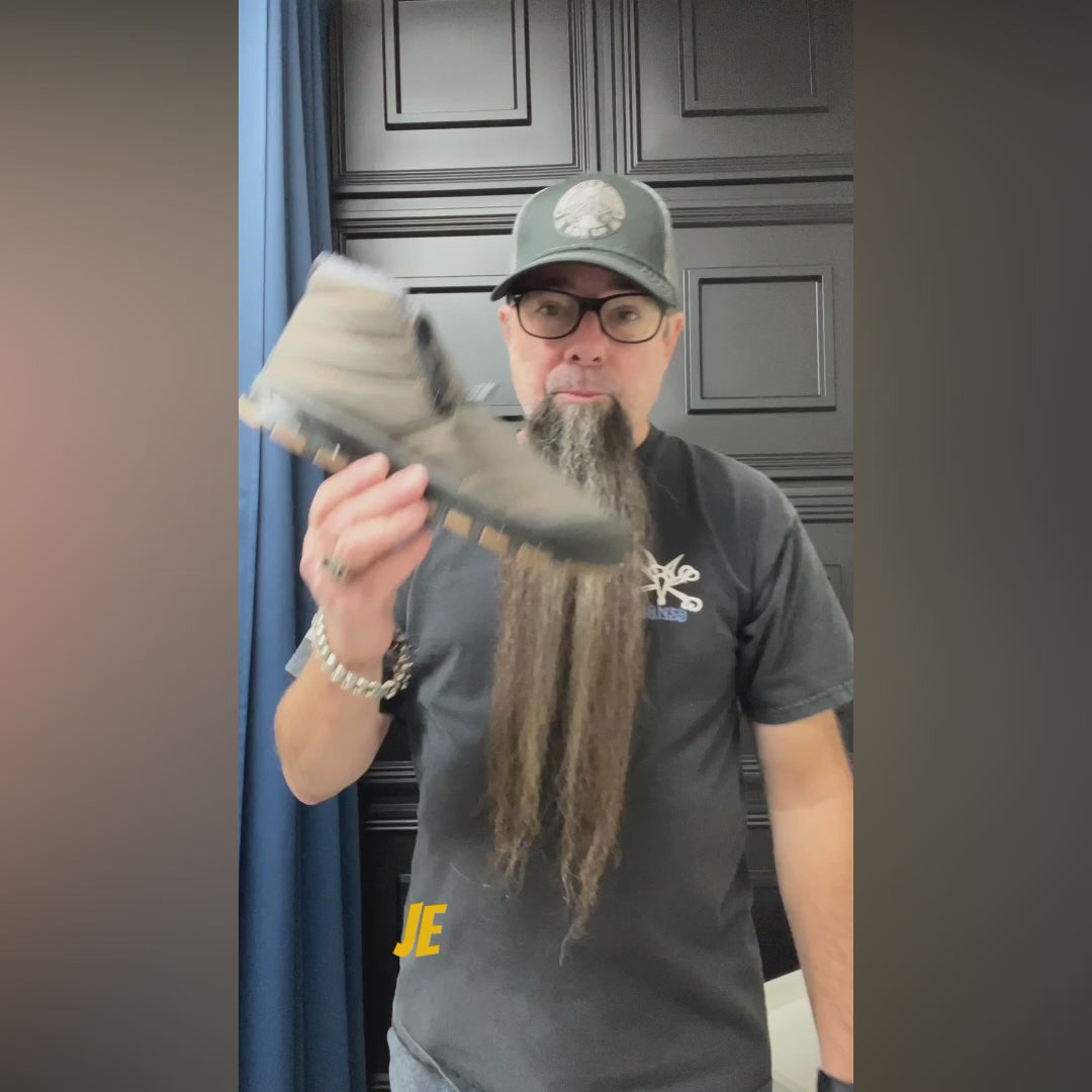 Charger la vidéo : Équipez-vous pour le travail et l&#39;aventure avec nos chaussures de sécurité polyvalentes